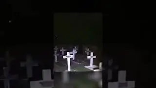Черная тень попала на камеру во время прогулки по кладбищу