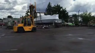 Załadunek łodzi aluminiowej Buster Magnum