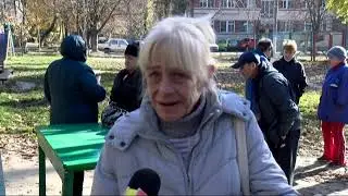 В Суворовском районе депутаты от фракции "Доверяй делам" устанавливают окна в подъездах
