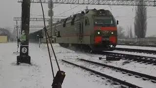 Перевыпуск. 2ЭС5К-066 в голове грузового поезда следует через Раздельную-1