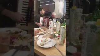 Мях/ поет…..