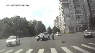 МОТО АВАРИЯ  Байкер чудом уцелел ДТП август 2013 видеорегистратор