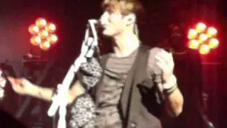 McFly@Bristol - Dougie Singing A Whole New World - Danny Laughing!