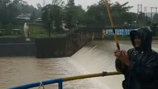 STRIKE DI TENGAH BANJIR.#jalaikan #alam #strike #mancing #petualang #viral #ikan #menyenangkan
