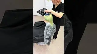Timelapse of coloring my hair blue by master Varvara Tarasova #timelapse #shorts  #mallet #creative