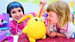 La dottoressa Bianca si prende cura dei giocattoli! Video per bambini. Mi chiamo Bianca