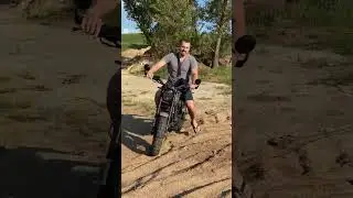 Мотоцикл подрывает с не сильной разгазовки geon scrumbler