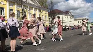Участники парада Победы в Козельске станцевали довоенный вальс