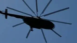 Лётчик провёл вертолёт между парашютистами-десантниками и морем на низкой высоте