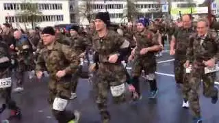Startschuß mit Kanone beim Frauenfelder Marathon (Waffenlauf)