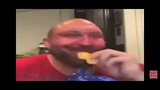 Мужик ест чипсы