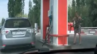 Девушки на заправке
