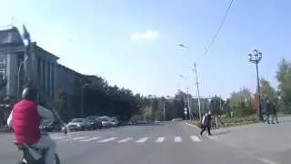 Тревожный мопедист в центре города