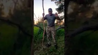 как обогреться в холодную ночь в диком лесу без костра  выживания # юмор#прикол