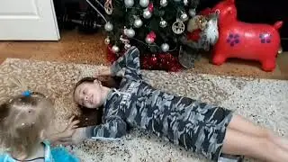 Взорвали хлопушку дома| Ане и Маше весело| Конфетти| Мама убирает до сих пор