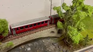 Schienen- und Strassenverkehr zwischen Zernez und Carolina