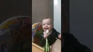 маленька україночка їсть цибулю