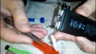 снимаем контроллер  с батарейки iphone 4s