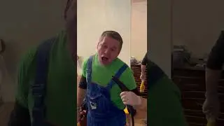 Пока все работают, кто-то дурачится. Видите Аню на заднем фоне? Валяет дурака🙂