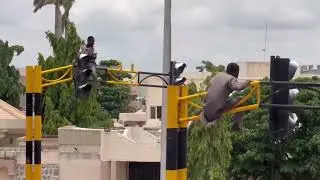 Non Protesters start to vandalize traffic lights in Lagos stats
