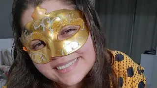 De vestido amarelo