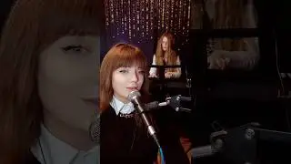 Аккомпанирует дочь 