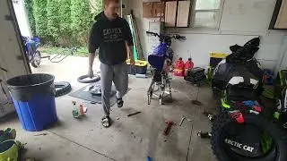 Spooning a 450 tire off. In his saddles!? 🤷‍♂️