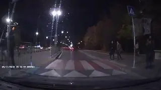 Още един велопедераст в опит да гърне човек на пешеходна пътека.