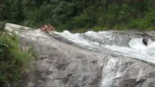 Escorregando a Cachoeira do Escorrega na Maromba (Visconde de Mauá)