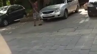 Цыган бросается бутылками