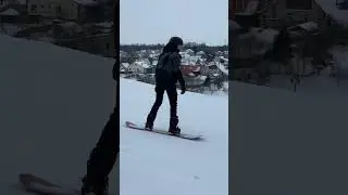 Лыжи и сноуборд и гора 