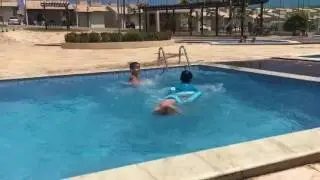 Pulando na piscina