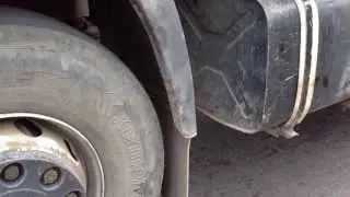 Рука в кармане с деньгами у водителя грузовика для передачи инспектору.