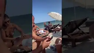 Когда с подругой сожрали по целой шаурме #смех #одесса #смешноевидео #смешноевидео #ржака #shorts