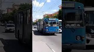 (Уходящая эпоха) троллейбус зиу-682г борт.номер 1065 следует по маршруту 3  