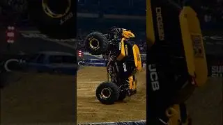 MONSTSR TRUCK TWO WHEEL SKILLS 🚜🔨🕺 #monsterjam #stunt #jcb #moonwalk #wheelie #viral #shorts