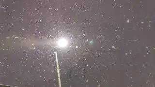 снег с фонарем