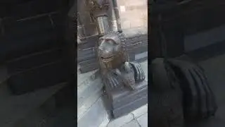 Скульптура льва напавшего на козла.