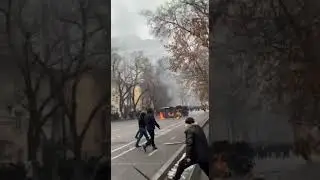 Силовики сбежали из Алматы - у них отобрали оружие, а протестующие возводят баррикады
