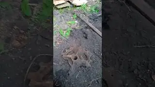 Ямка под столбик, а в ней металл!!!