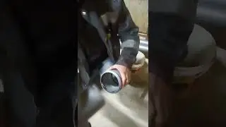 Что ты делаешь?😳 Смазку делаю! 😎 Это надо обязательно делать, чтобы хорошо трубы крепились!