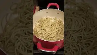 Spaghetti with meat sauce and garlic knots