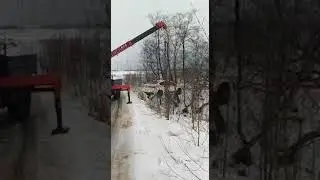 Такси вылетело с дороги в замерзшую речку. Достаем такси манипулятором.