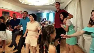 Очень высокий парень танцует канкан