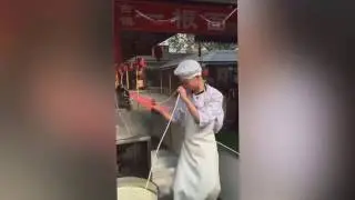 Ролик с танцующим поваром из Китая стал хитом в Сети