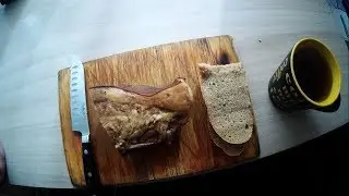 Ем сало с хлебом
