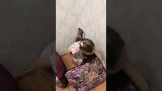 Анюта делает домик из подушек