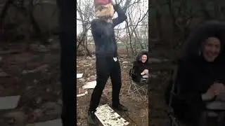 Засунул голову в мешок с углём для барбекю. Прикол