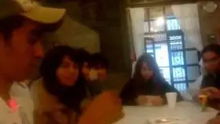 cn los chikos jugando UNO y JENGA