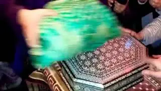 پیارے آقاﷺ کے موئے مُبارک شریف کی زیارت کیجئے اور ثواب کی نیت سے شیئر کردیجیے۔